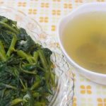 Vì sao vắt chanh vào rau muống, nước chuyển màu đỏ?