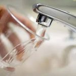 Nghiên cứu mới phát hiện cách đơn giản để loại bỏ vi nhựa trong nước uống