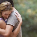 Điều gì xảy ra với cơ thể khi bạn ôm ai đó