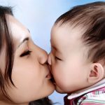 Những căn bệnh đáng sợ lây qua nụ hôn mà các bậc cha mẹ cần biết