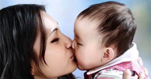 Những căn bệnh đáng sợ lây qua nụ hôn mà các bậc cha mẹ cần biết