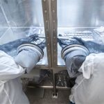 NASA mở ống mẫu vật có thể chứa khí Mặt trăng 50 năm