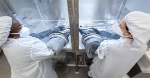 NASA mở ống mẫu vật có thể chứa khí Mặt trăng 50 năm