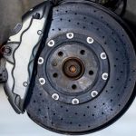 Điều gì đã thực sự xảy ra khi bạn phanh xe?