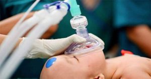 Giải mã ý nghĩa dấu chấm tròn xanh đỏ trên trán hai bé song sinh Trúc Nhi – Diệu Nhi