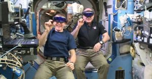 Phi hành gia trạm ISS thử nghiệm kính HoloLens trong không gian
