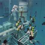 Phi hành gia tập bay trong bể bơi lớn nhất thế giới