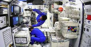 Phi hành gia Trung Quốc tiến vào trạm vũ trụ Thiên Cung