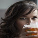 Phụ nữ sắp “qua mặt” đàn ông khoản rượu bia, điều gì xảy ra?