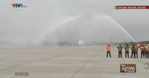 Tại sao máy bay chở U23 Việt Nam lại “bị” phun nước khi hạ cánh?
