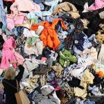 Chiếc áo thun polyester hại môi trường tới đâu?
