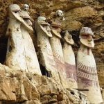 Bí ẩn quan tài hình người trên rìa vách đá ở Peru