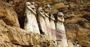 Bí ẩn quan tài hình người trên rìa vách đá ở Peru