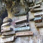Quan tài treo trên vách đá của người Igorot