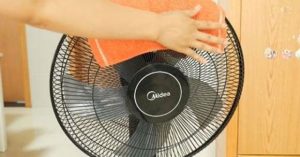 Đặt khăn lên quạt điện, vừa mát như điều hòa vừa giúp đuổi muỗi