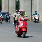 Những điều cần lưu ý khi đi xe máy dưới trời nắng nóng