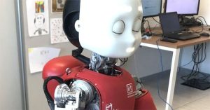 Dạy robot chớp mắt có thể khiến cả thế giới chú ý