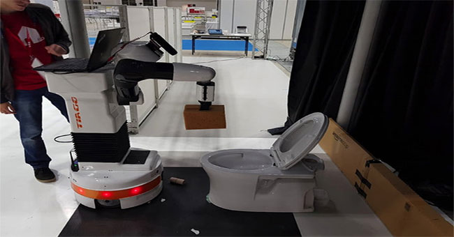 Ngại dơ vì lau chùi toilet, đừng lo vì đã có robot giúp bạn