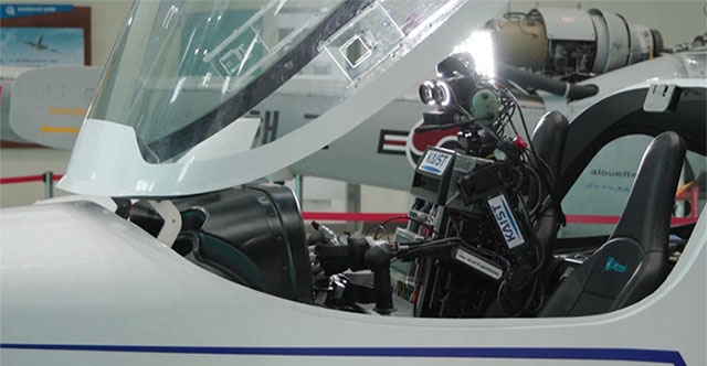 Hàn Quốc phát triển robot đầu tiên trên thế giới có khả năng lái máy bay