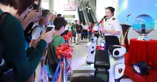 Robot sân bay biết nói 28 thứ tiếng và truy tìm tội phạm
