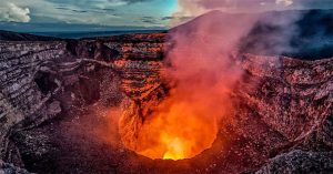 Hy hữu du khách sống sót sau khi rơi vào miệng núi lửa đang hoạt động ở Hawaii