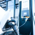 Bí mật phía sau tốc độ sạc khác biệt của các dòng xe điện