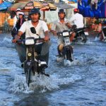 Triều cường dâng cao, dân Sài Gòn quay cuồng trong biển nước