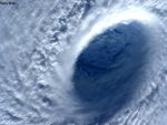 Kinh hoàng hình ảnh siêu bão Maysak