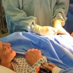 Em bé tự chui ra khỏi bụng mẹ trong ca sinh mổ tự nhiên
