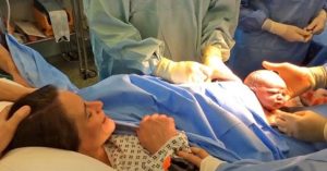 Em bé tự chui ra khỏi bụng mẹ trong ca sinh mổ tự nhiên