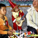 Chàng trai lớn bằng… đứa bé sơ sinh