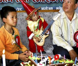 Chàng trai lớn bằng… đứa bé sơ sinh