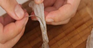 Vì sao cần gỡ bỏ sợi chỉ đen trên lưng tôm?