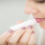 Son dưỡng môi khiến môi khô và nứt nẻ hơn