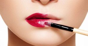 Thành phần hóa học của son môi: sáp, dầu, mỡ cừu, đun côn trùng trong amoniac,…