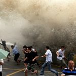Sóng “thủy quái” cao như tòa nhà trên sông Trung Quốc