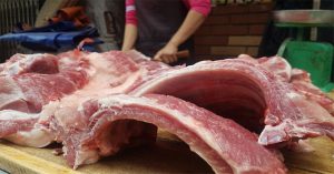 Khi mua sườn lợn, thấy 3 dấu hiệu này thì tuyệt đối không được mua kể cả đang giảm giá mạnh