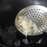 Cách tái chế dầu ăn cũ