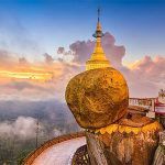 Tảng đá dát vàng đứng chênh vênh nghìn năm trên núi, thách thức mọi định luật vật lý