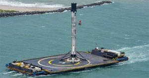 Tên lửa SpaceX cập bờ sau chuyến bay lịch sử