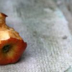 Tại sao những miếng táo chuyển màu nâu sau khi cắt?
