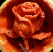 Tạo hình thú vị trên dưa hấu bằng thìa