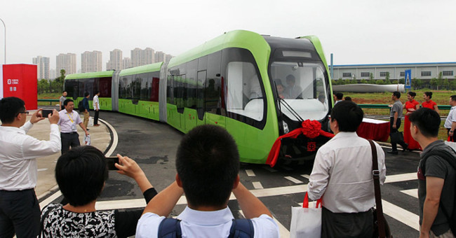 Ra mắt tàu điện không người lái, không đường ray ở Trung Quốc