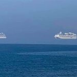Ba tàu du lịch nối đuôi nhau “bay” ở ngoài khơi cộng hòa Síp