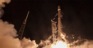 Tên lửa Falcon 9 của SpaceX làm thủng tầng ly điện của Trái Đất