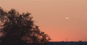 “UFO hình điếu xì gà” lơ lửng trên bầu trời Mỹ