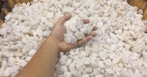 Vì sao đá thạch anh vụn thường dùng để rải mộ?