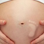 Bí ẩn hàng thế kỷ việc thai nhi đạp bụng mẹ