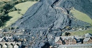 Thảm họa Aberfan qua hình ảnh: Câu chuyện có thật về thảm kịch chấn động xứ Wales năm 1966!