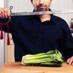 Nông dân Trung Quốc dùng gươm cổ 300 tuổi thái rau